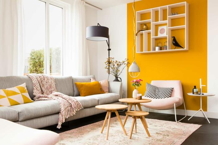 duvarda hardal rengi bir şerit, zarif İskandinav tarzı oturma odası, pastel pembe ve hardal sarısı dekor