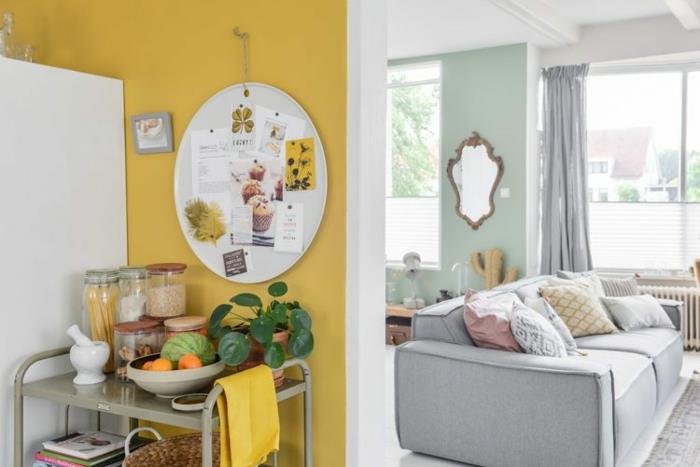 pastel tonlarda bir oturma odasına açılan sarı hardal rengi mutfak