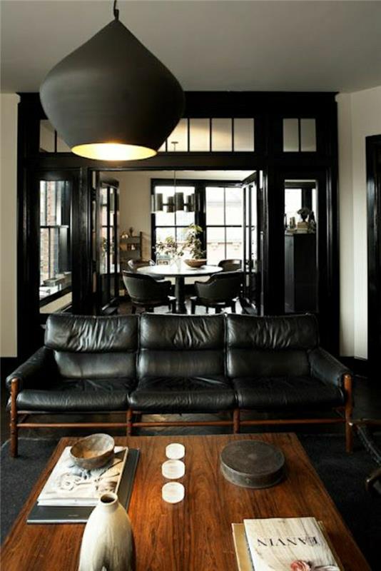 svetainė-oda0juoda-sofa-medinis-stalas-juoda-liustra-svetainė-juodas-kiliminis stalas