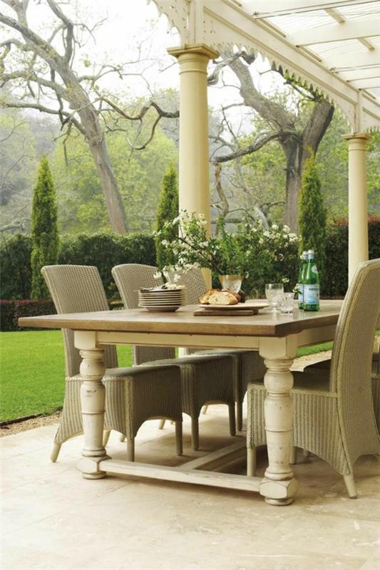 sodo baldai-gražus vaizdas-didelis-kiemas-medinis-stalas-senos kėdės
