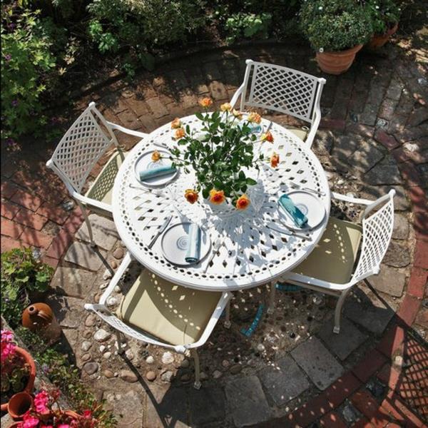 vrtno pohištvo-iz-aluminija-mize-in-štiri-lepi stoli