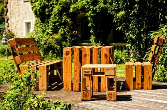 sodo baldai-padėkluose-visiškai lakuota mediena