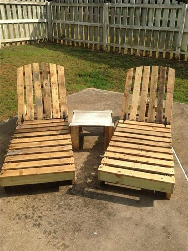 dvi padėklų poilsio kėdės su nedideliu kvadratiniu stalu centre, saulėta sodo zona, padėklų sodo stalas