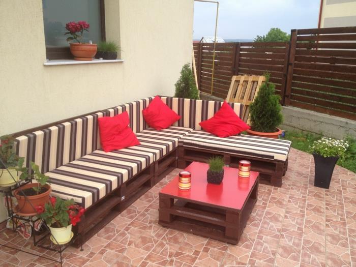 padėklų sofa, padėklų fotelis, padėklų sodo stalas su lygiu ir blizgančiu raudonu viršumi, kampinis baldas, padengtas dramblio kaulo ir rudų dryžių čiužiniu