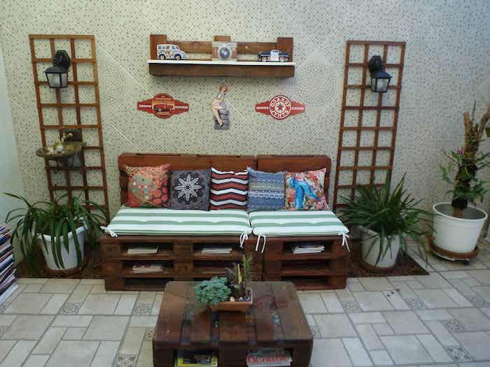 Yeşil ve beyaz minderli DIY palet tezgah koltuğu, palet sehpa, gri ve beyaz fayans duvar, boho şık dekoratif minderler, saksılar