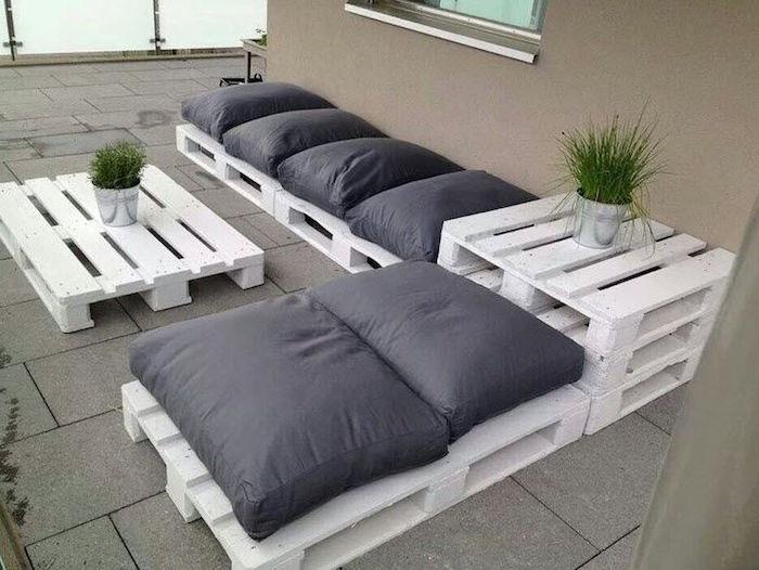 sodo baldai-padėklas-balta-sofa