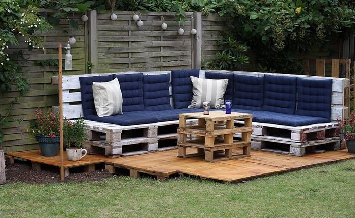 bahçe ve teras için paletlerde mobilyalar, ahşap paletlerde bahçe mobilyaları ile küçük bir bahçe düzenlemesi