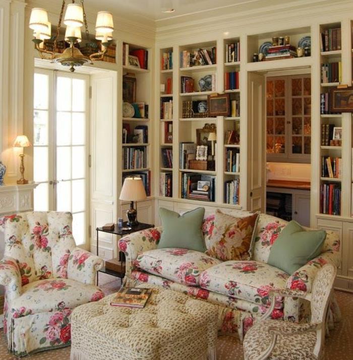 podeželska elegantna dnevna soba, kavč in naslanjač s svobodo, pohabljeni, elegantni vzorci, velika knjižna omara, klasičen lestenec, bež stol in miza