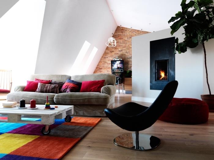 dekoratif stilleri karıştıran modern tasarımlı oturma odası, milticolor halı ile güzel bir şekilde vurgulanmış tekerlekli beyaz palet sehpa