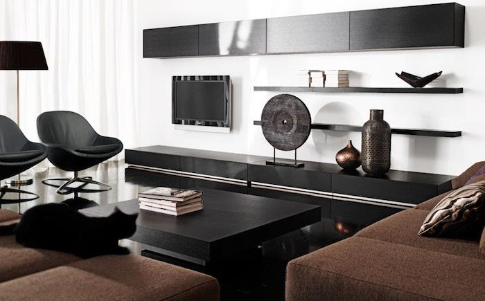 minimalistično oblikovana deko črno -bela dnevna soba in starinski naslanjači