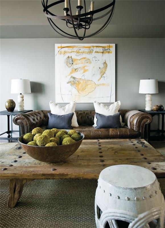 šiuolaikiška svetainės apdaila ruda sofa ir šviesaus medžio stalas ant pilkų sienų