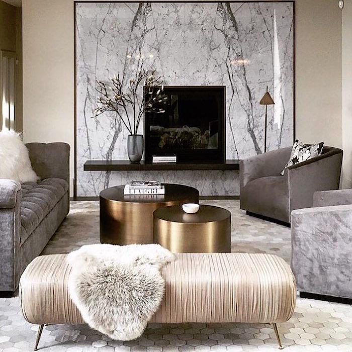 Ideja za dekoracijo skandinavske dnevne sobe luksuzno pohištvo zlata miza