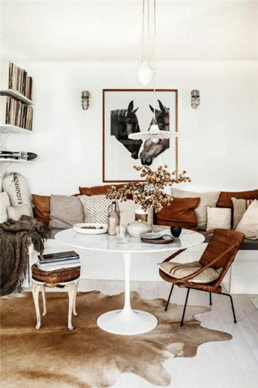 svetainė-oda-deko-balti-dažai-baltos sienos-smėlio-rudos-pagalvėlės-dekoratyvinės gėlės