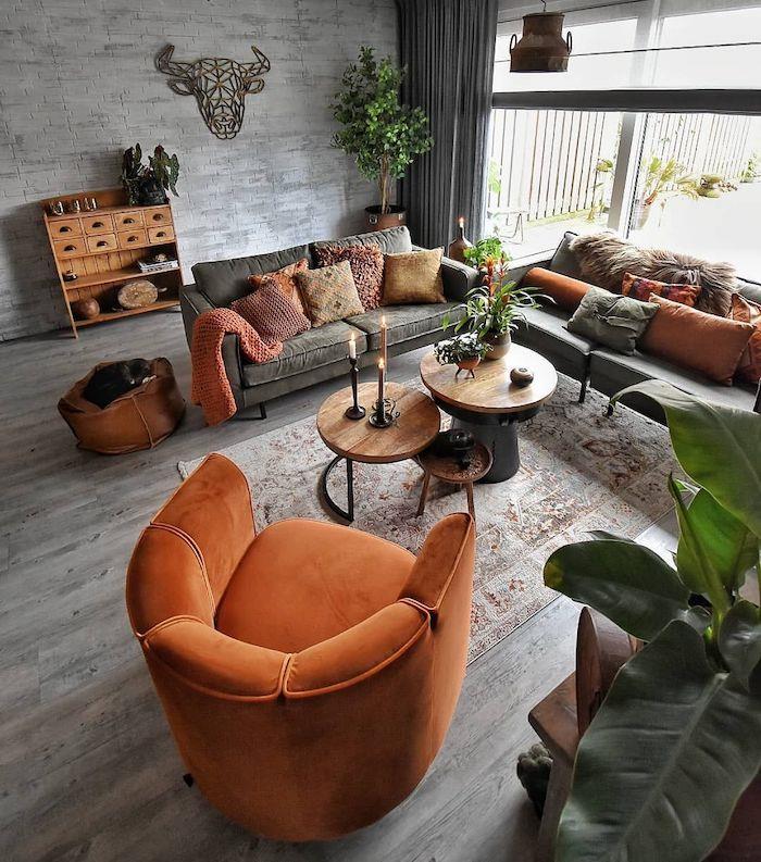 dünyevi turuncu ve yeşil bitkiler renk trendi deco 2021 öğeleri ile gri oturma odası