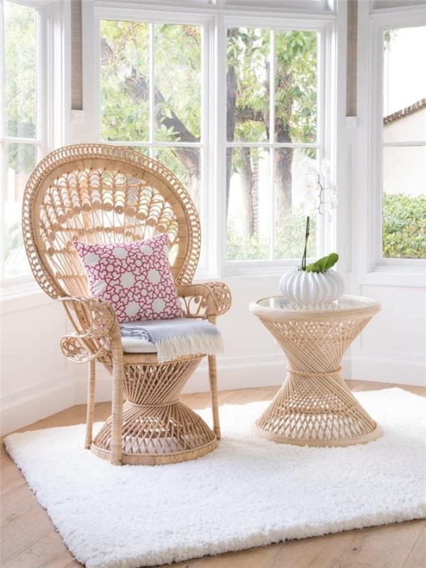 kokono dizainas baltame ir mediniame gyvenamajame kambaryje, rotango deko idėja su madingais baldais, povo augalinio pluošto kėdės modelis