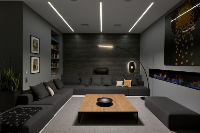 medinis kavos staliukas, dažų spalva pilka svetainė, žemos kampo sofa, įmontuota lentyna, modernus sieninis židinys