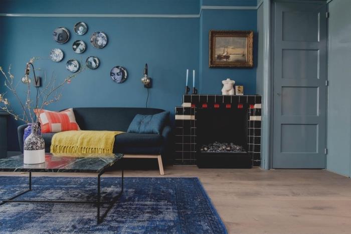 küçük renkli vurgularla mavi tonlarında bir oturma odasında rahat ve sakin bir atmosfer