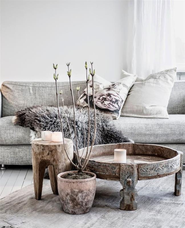 İskandinav dekorunu ve wabi sabi mobilyalarını birleştiren açık tonlu oturma odası