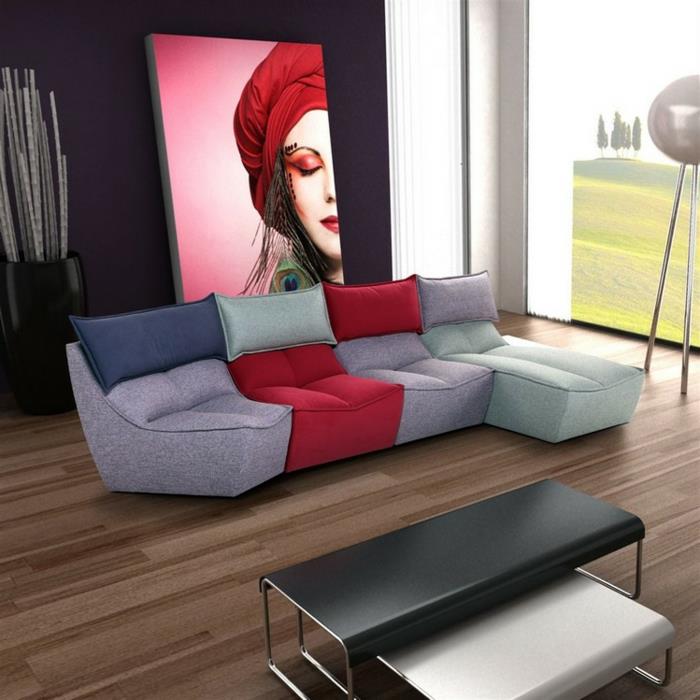 pilka ir medinė svetainė, medinės grindys, avangardinė pilka ir raudona sofa, meninė tapyba