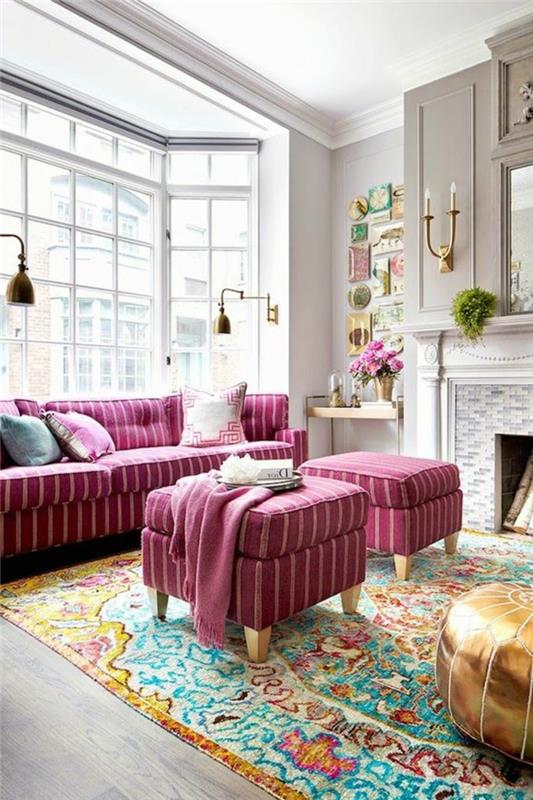 pilka ir rožinė svetainė, didelis langas nuo grindų iki lubų, rožinės spalvos išmatos su baltomis juostelėmis, varinis osmanas