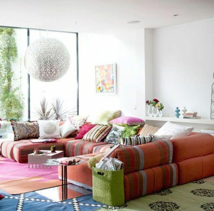 Maroko gyvenamasis kambarys-paris-marokietiškas baldas-marokietiškas-gyvenamasis kambarys-u-spalvos-sofa-apvali-liustra-rytietiškas kilimas