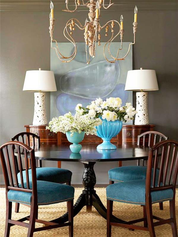 moderni svetainė rudos ir povo mėlynos spalvos atspalviais su apleistais prašmatniais dekoro akcentais