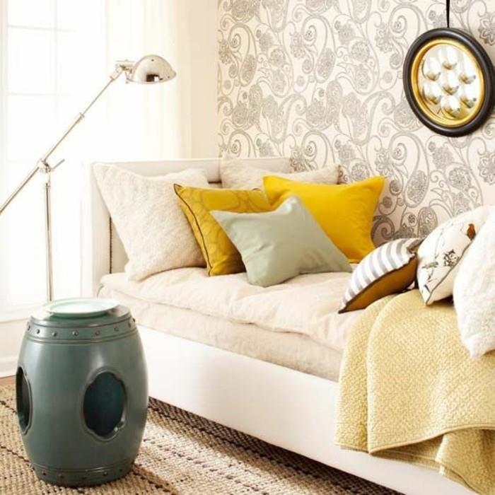modernus-svetainė-su kokonu-sofa ir spalvotos geltonos-smėlio spalvos pagalvėlės