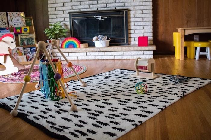 „Montessori“ pabudimo kilimas su įdomiu „Montessori“ mobiliuoju, apvaliu kilimu, supamu arkliu, svetainės židiniu