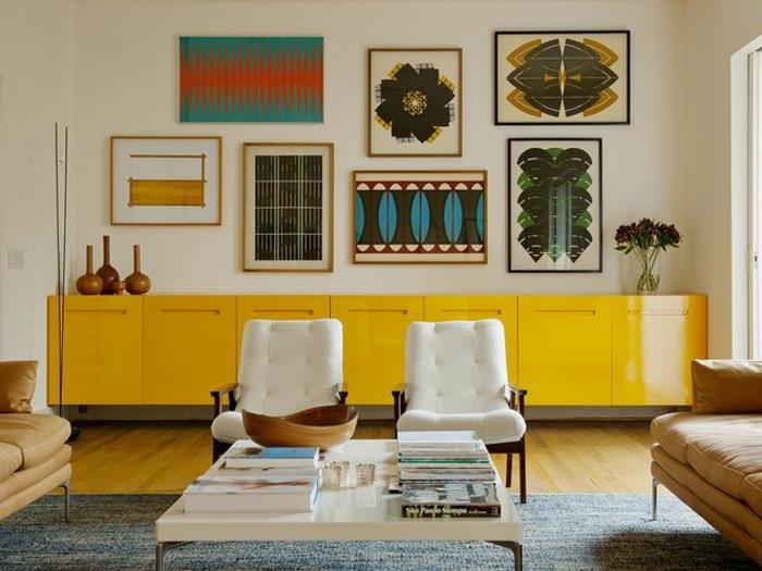 nötr tonlarda bir iç mekanda İskandinav tasarımına sahip sarı mobilyalar, iç mekana enerji vermek için çerçeveli duvarlar