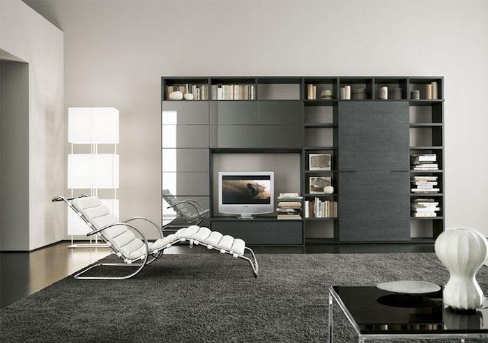 minimalistično opremljena dnevna soba z notranjim ležalnikom