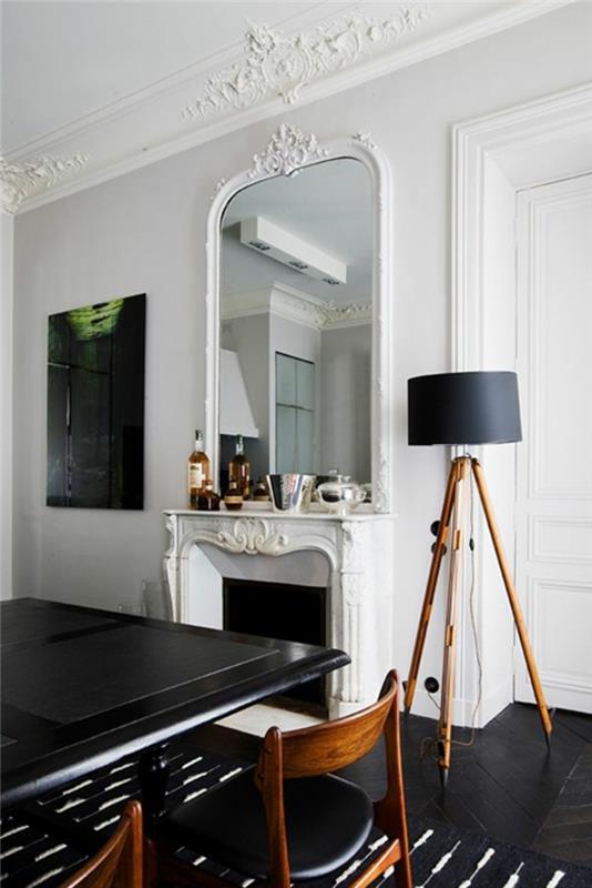 modernus-gyvenamasis kambarys-dekoratyviniai lipdiniai-su lubomis-karnizu-ant-baltos-veidrodis-lubos-didelis ir vidaus židinys