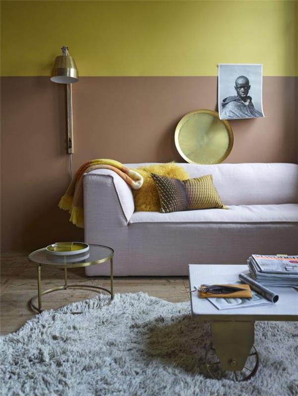sıcak ve rahatlatıcı bir atmosfere sahip oturma odası, bakır desenli iki ton aşı boyası ve altın duvar, modern pastel pembe kanepe