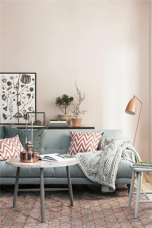 dnevna soba-bledo-roza-stena-kako-kombinirati-notranje-barve-siva-kavč-notranje preproge
