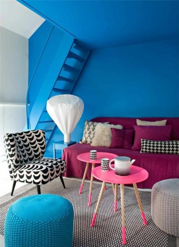 svetainė-tamsiai mėlynos sienos-svetainė-stalas-medinė-sofa-tamsiai rožinis-medinis stalas