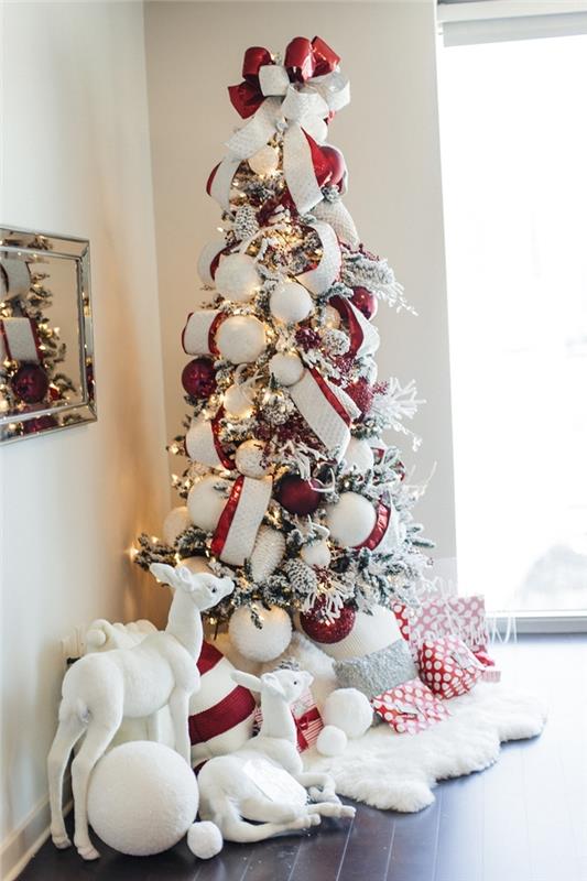 Kalėdų svetainė stačiakampis veidrodis Kalėdų eglutė snieguotos šakos balta eglė papuošė didelius baltus kalėdinius rutulius