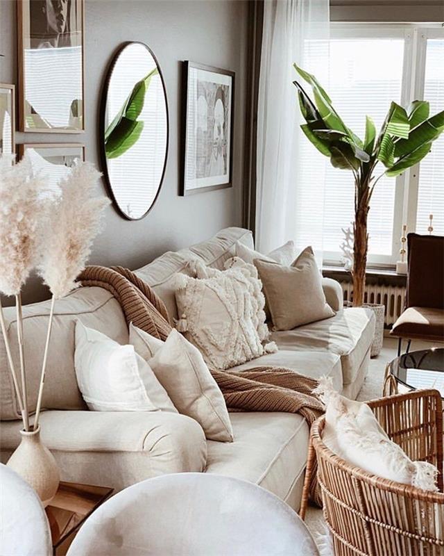 açık gri boya oturma odası ayna yeşil bitki dekor bohem oturma odası fotoğraf çerçevesi ahşap beyaz kanepe bej atmak yastık
