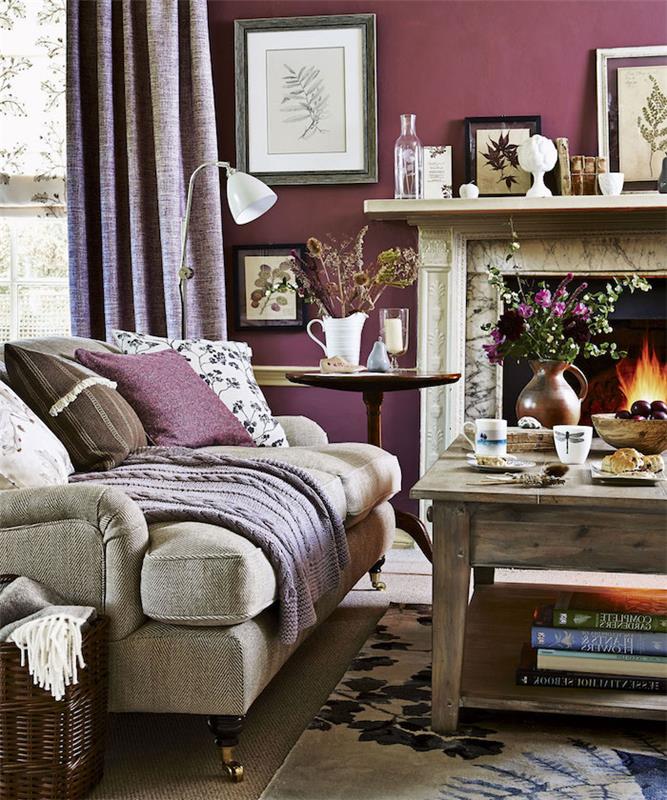 rahat vintage oturma odası, erik renkli duvar ve ahşap masa ile rustik oturma odası dekore