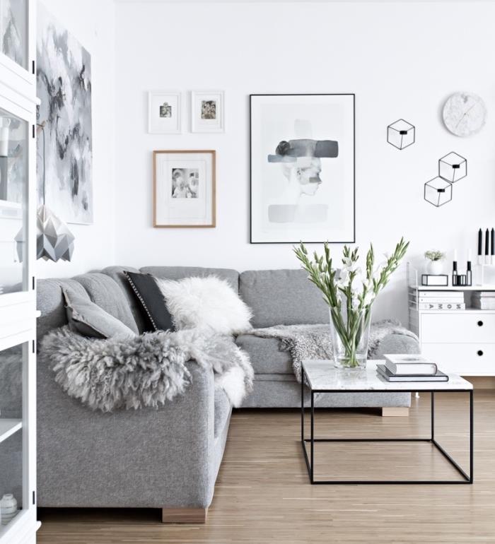 İskandinav grisi kanepe mobilyaları, gri hayvan derisi, beyaz duvar, metal sehpa ve mermer tabla, siyah beyaz duvar dekorasyonu, grafik işleri