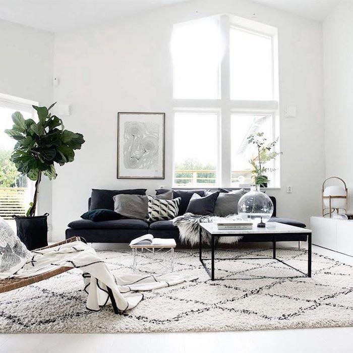 Skandinavska trendovska minimalistična dnevna soba v beli barvi
