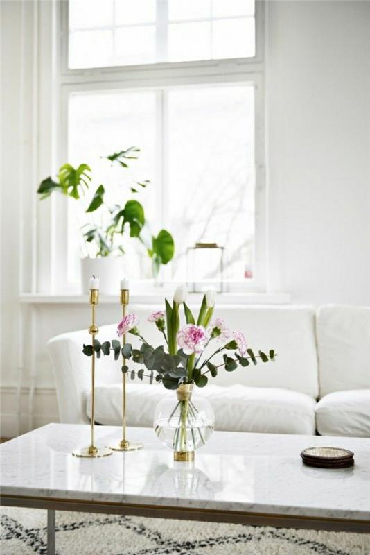 dnevna soba-bistro-miza-okrasne-sveče-marmor-mizica-bela-zelena-rastlinsko-okno