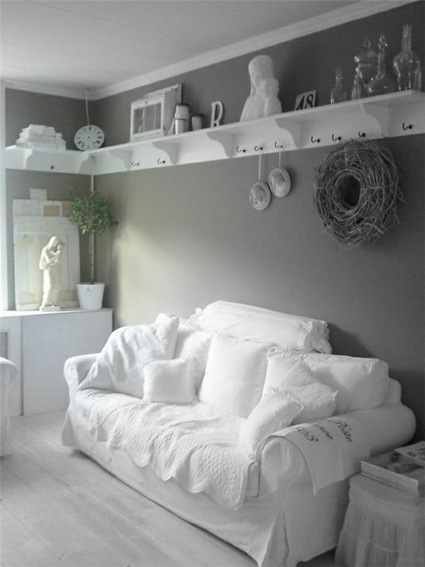 taupe-lounge-cocooning-atmosfera-bela-kavč-taupe-siva-tla-leseno-parket-taupe-stena