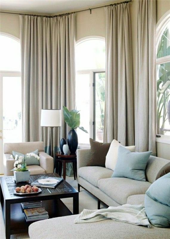 taupe-lounge-cocooning-atmosfera-taupe-kavč-dolge zavese-okno-bela-svetilka