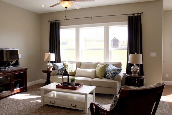 taupe rengi oturma odası duvarı ve kahverengi mobilyalar
