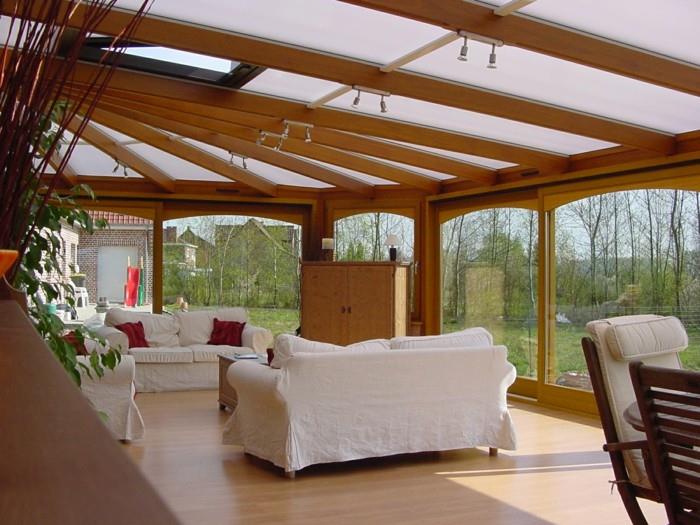 svetainė-veranda-šviesioje-bioklimatinė-medinė-svetainė-su stiklo ir medžio lubomis