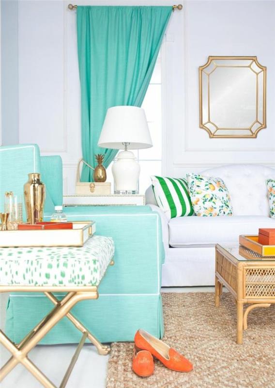 jūros žalios spalvos svetainės dekoras, vandens žalia fotelis ir užuolaida bei balta sofa, papuošta baltomis, žaliomis ir geltonomis pagalvėmis, rudas kilimas, kavos staliukas su stikliniu viršumi ir stačiakampis sieninis veidrodis