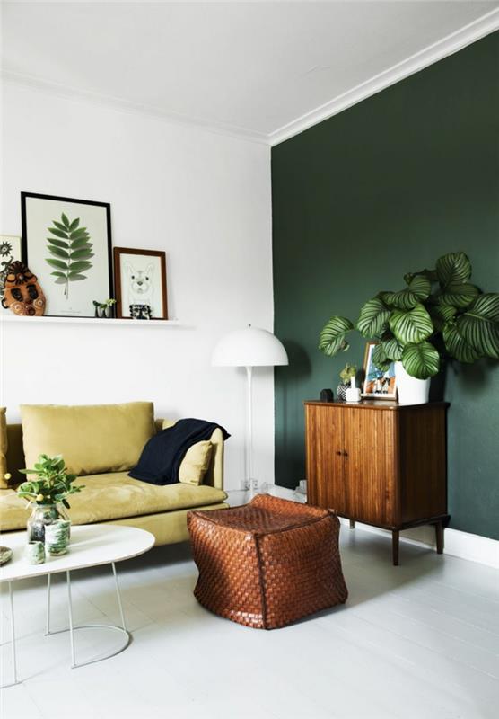 doğal trendin ruhuna uygun oturma odası, yeşil vurgulu duvar ve bej rengine doğru çeken sarı hardal rengi kanepe
