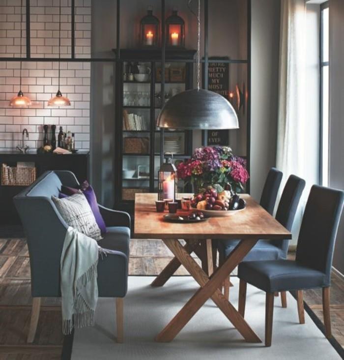Mobili salotti modern per la sala da pranzo, arredamento con tavolo di legno e sedie blu