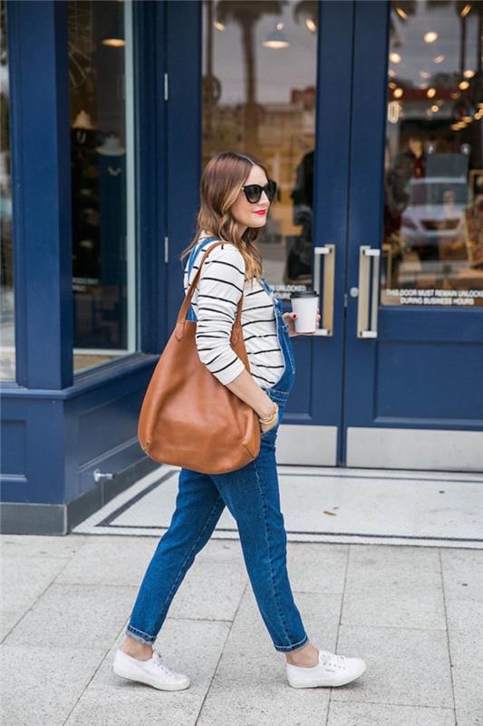 kokie motinystės drabužiai 2019 metų rudeniui, džinsinio kombinezono su balta palaidine ir baltais sportbačiais modelis
