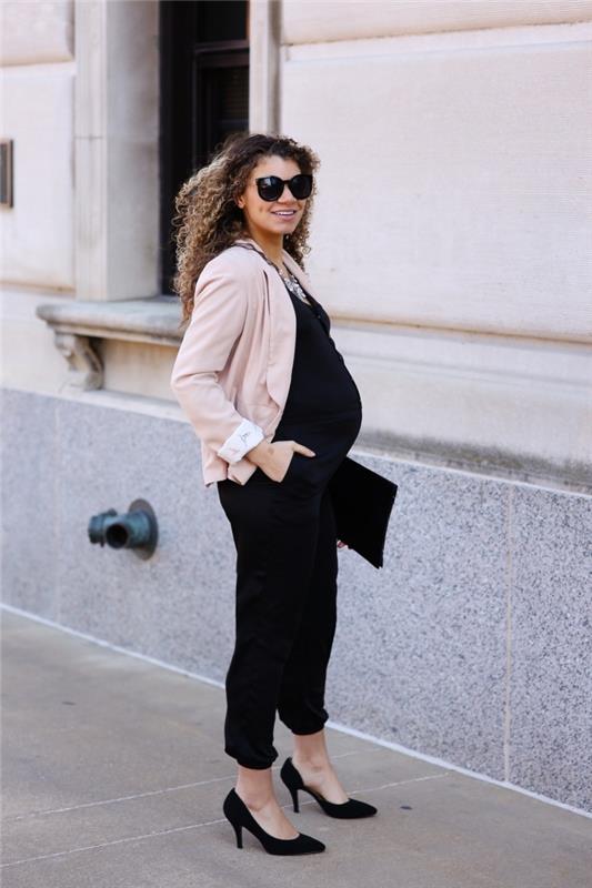 šiuolaikinio stiliaus nėščios moters mados idėja, elegantiška nėščios moters aprangos idėja juoduose kombinezonuose su rožiniu švarku