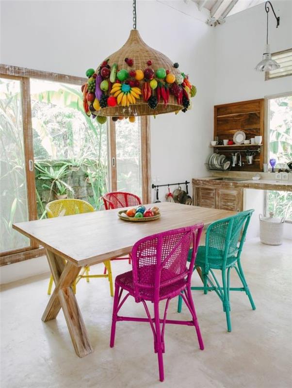 Sala da pranzo moderna con un arredamento eclettico, lampadario decorato con frutta finta